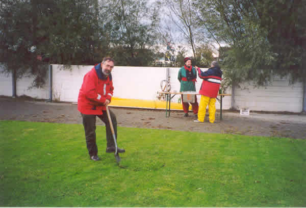 Voorbereiding ter ere van de boom die door Nargileh is aangeboden, foto Ton Speekenbrink